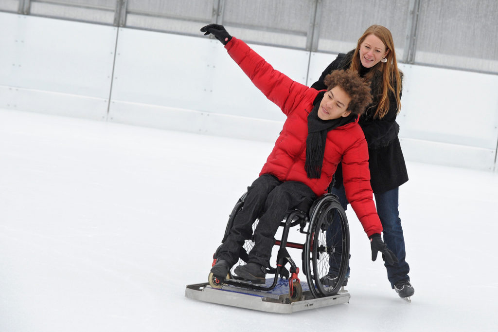 Plateforme à patin et fauteuil roulant fournis par la fondation Cérébral